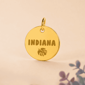 Pendentif en or avec inscription Indiana et motif de feuille tropicale.