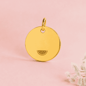 Médaille ronde en or avec motif de tranche de citron.