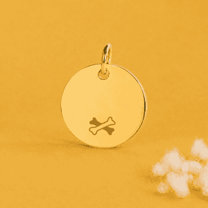 Pendentif en or pour chien avec os gravé, design élégant et personnalisé.